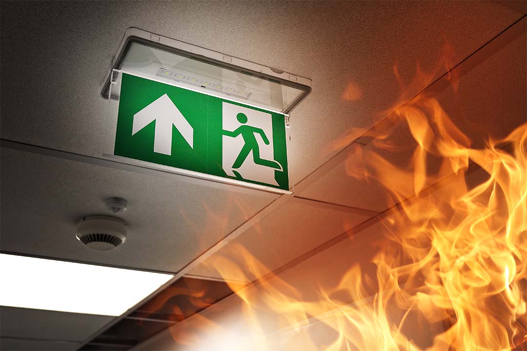 Notausgangsschild bei Brand im Logistikunternehmen. Sarmas-Arbeitssicherheit.