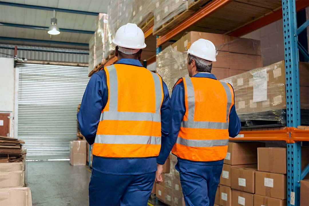 Inspektion von Lager eines Logistikunternehmens mit Sarmas-Arbeitssicherheit.