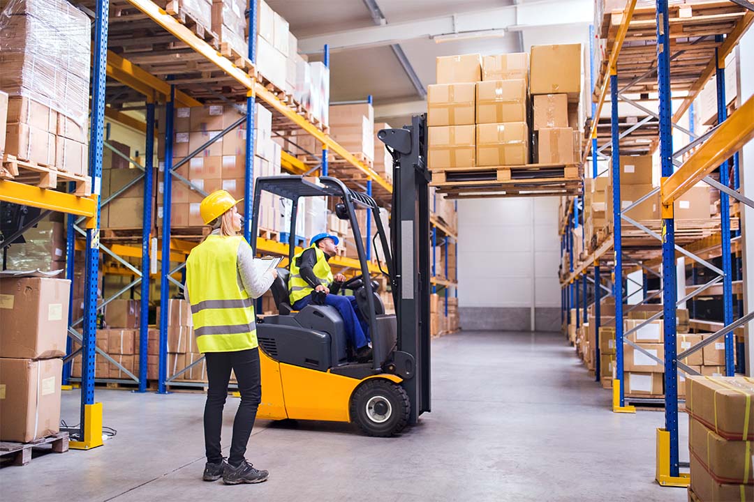 Rechtssichere Staplerschulung mit Hochhubwagen von Sarmas-Arbeitssicherheit.
